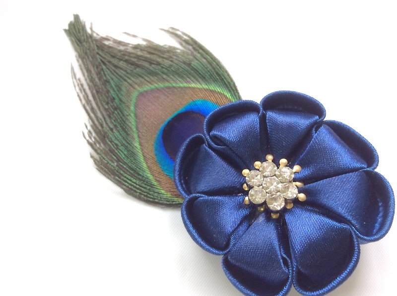 Kanzashi feather blue ribbon flower brooch - เข็มกลัด - ผ้าไหม สีน้ำเงิน