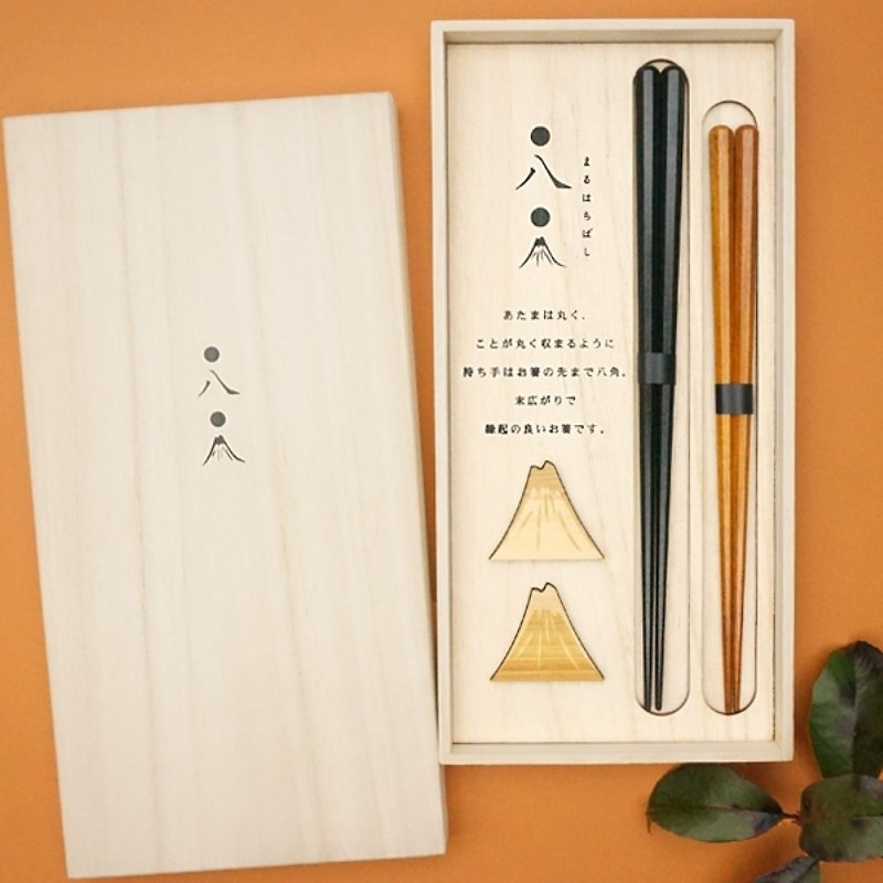 Hyosaemon chopsticks and chopstick rest Maruhachi couple set 2 pairs of chopsticks, 2 chopstick rests, paulownia box. The chopstick rest is a chopstick rest in the shape of Mt. Fuji. It resembles the kanji character 8, and its widening at the end is an auspicious shape. - ตะเกียบ - ไม้ 
