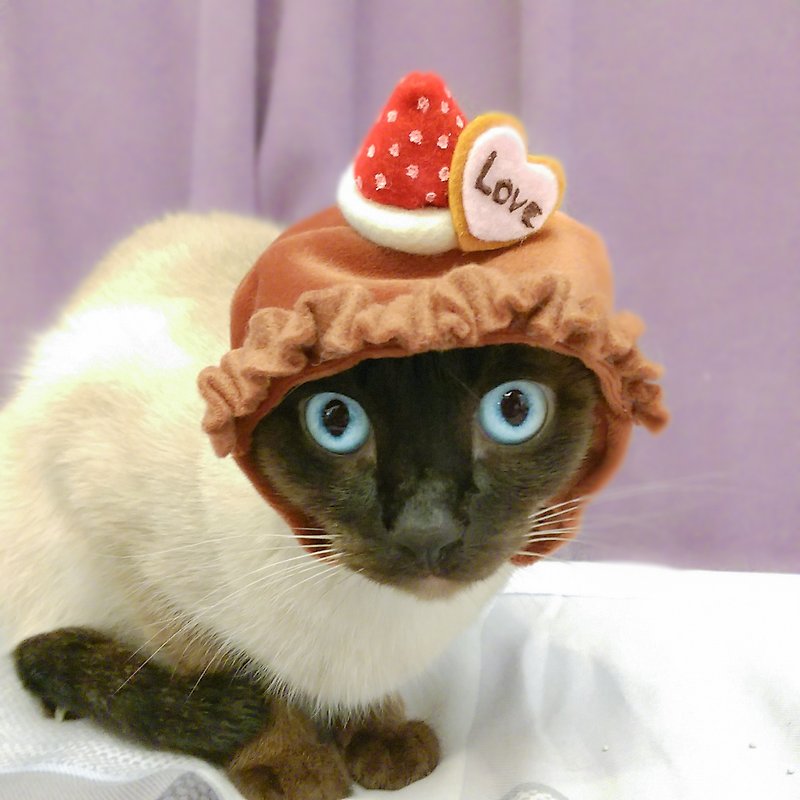 Limited* Strawberry Chocolate Pet Hat - ชุดสัตว์เลี้ยง - วัสดุอื่นๆ สีนำ้ตาล