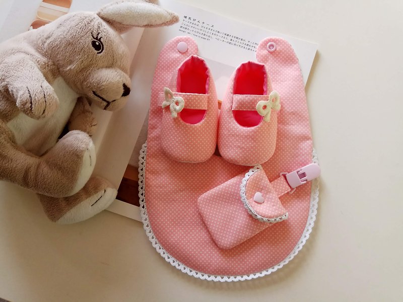 粉底水玉棉蕾絲款 彌月禮物 嬰兒鞋+嬰兒圍兜+平安符袋 - 圍兜/口水巾 - 棉．麻 粉紅色