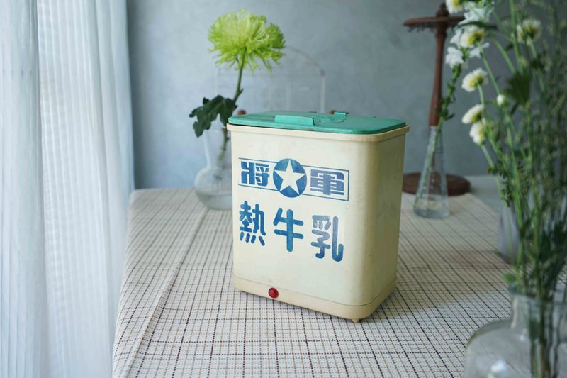 台灣雜貨古道具-民初老物家家戶戶送羊奶用保溫盒 - 保溫瓶/保溫杯 - 塑膠 白色