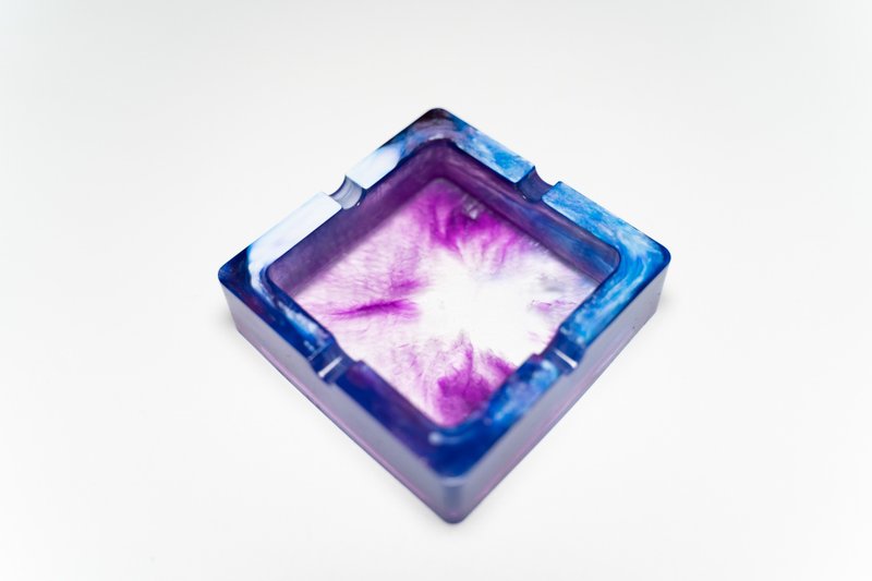 豪華な錠剤は灰皿ローソク足に従います - 置物 - レジン パープル