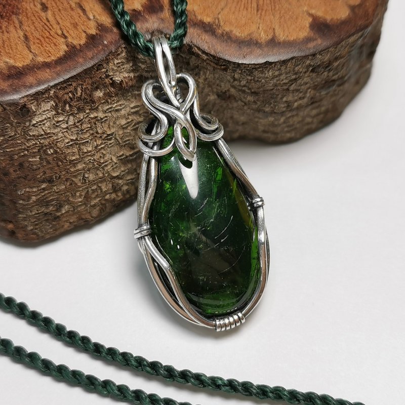 透輝石-純銀編設計墜/搭配防水蠟線項鍊 - 項鍊 - 寶石 綠色