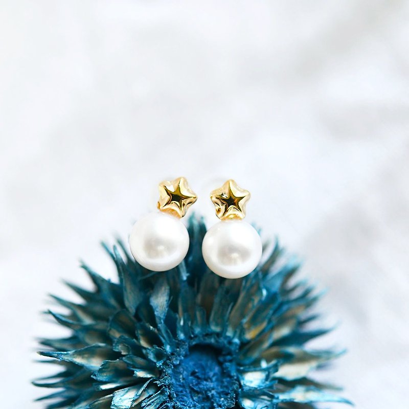 A pair of K18 gold star and AKOYA pearl stud earrings that bring happiness - ต่างหู - เครื่องเพชรพลอย สีทอง