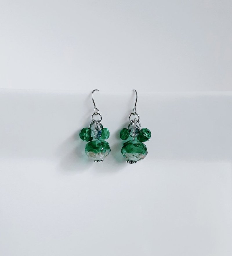 Petit jingling earrings made of glass beads and emerald Teal beads Birthday gift Glass beads Green earrings Hypoallergenic Can be changed to earrings or Clip-On - ต่างหู - แก้ว สีเขียว