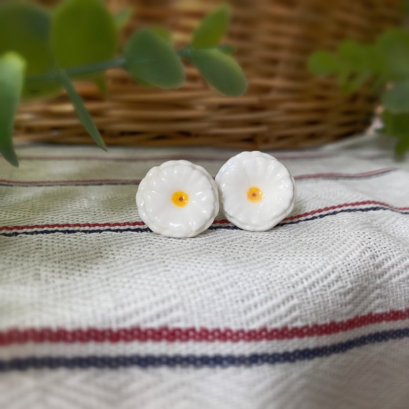 Handmade ceramic earrings with cute flower lover pattern. - 耳環/耳夾/耳骨夾 - 陶 白色