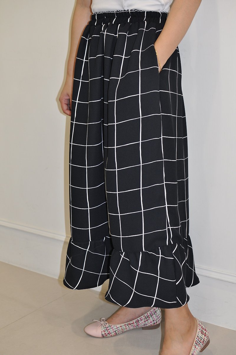 Flat 135 X 台灣設計師系列 法式長裙 黑色 黑底白線條方格布料 - 裙子/長裙 - 聚酯纖維 黑色