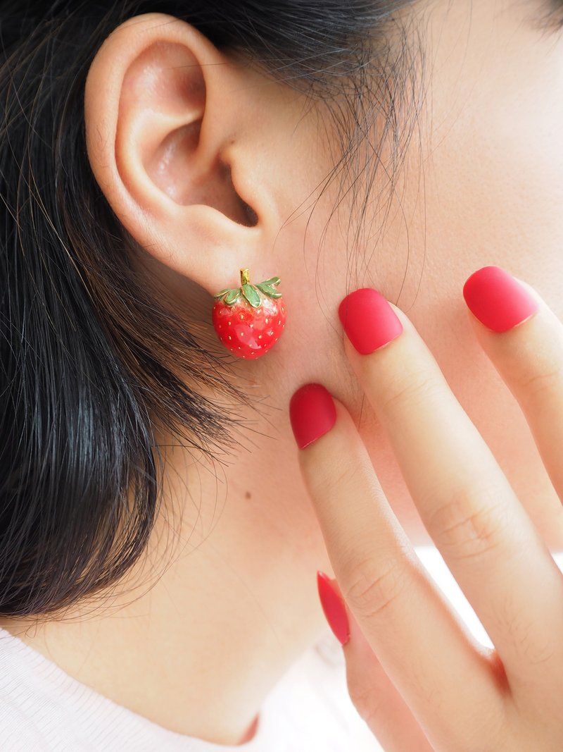 Strawberry Blossom Stud Earrings | Strawberry Forever - 耳環/耳夾/耳骨夾 - 其他金屬 紅色