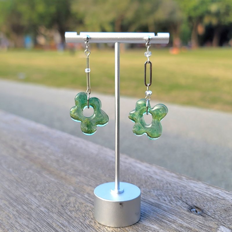 String flower handmade earrings hand dyed No.12 New Year's wish - Earrings & Clip-ons - Stainless Steel Green