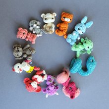 ミニドールハウスのアクセサリーと極端なマイクロかぎ針編みのクマ