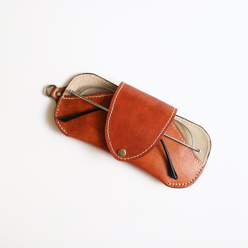 Special Hand-dyed Leather Neck Hook Hook Glass Case Case and Bag - Caramel - กล่องแว่น - หนังแท้ สีนำ้ตาล