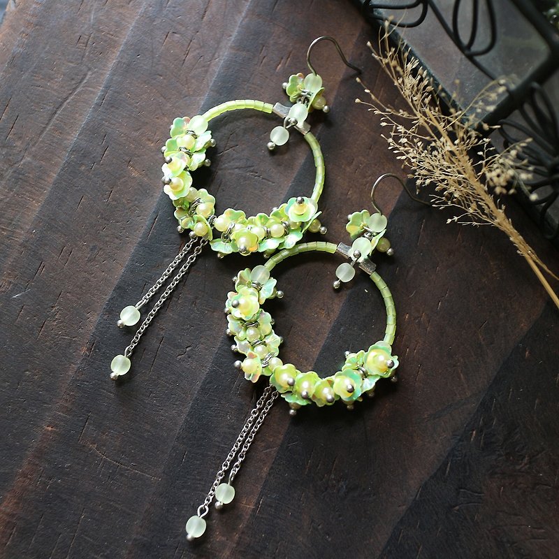 Yellow-green sequined flower Stainless Steel half-shaped wreath big earrings ear pin Clip-On - ต่างหู - โลหะ สีเขียว