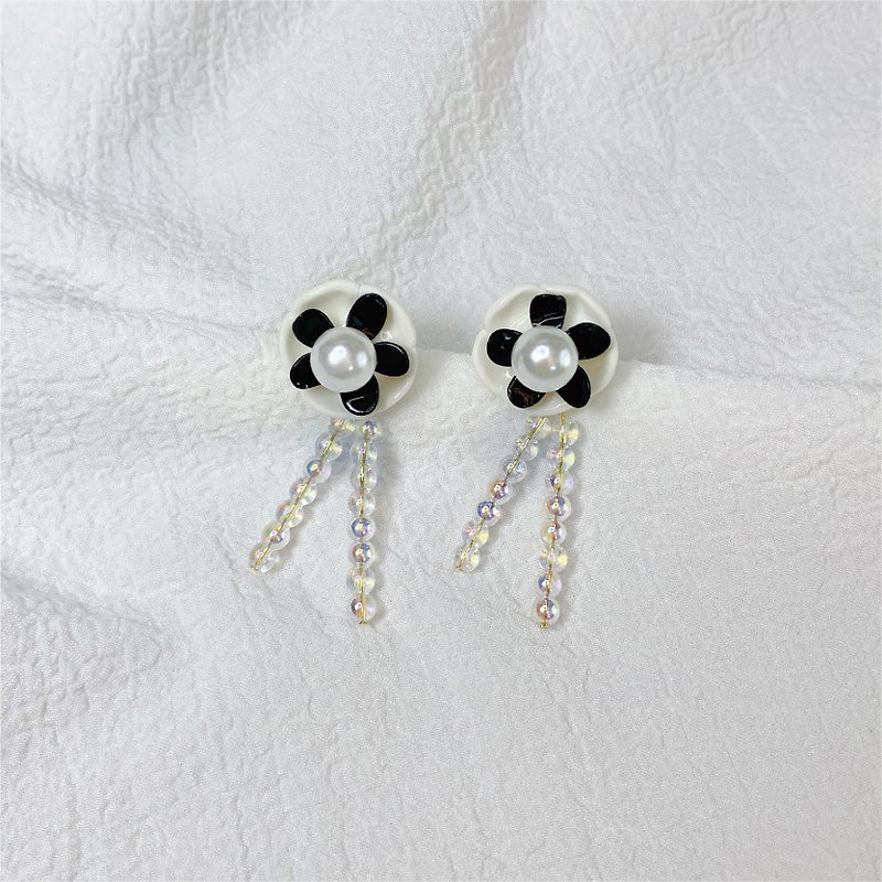 Original design soft pottery black and white pearl flower temperament long bead chain earrings / ear clips cute and fresh - Earrings & Clip-ons - Pottery 