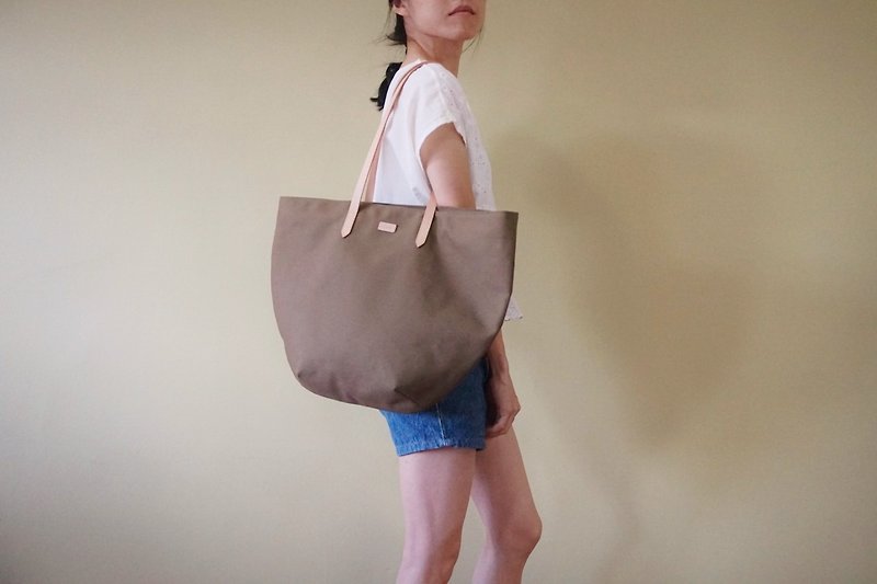 Olive Green Beach Tote Bag with Leather Strap - Casual Weekend Tote - 手袋/手提袋 - 棉．麻 卡其色