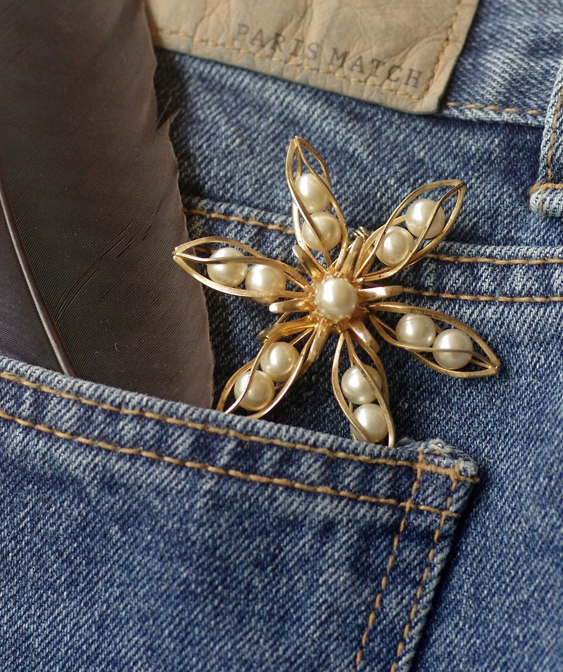 Vintage gold tone faux pearl snowflake brooch pin Coro b84 - เข็มกลัด - โลหะ สีทอง