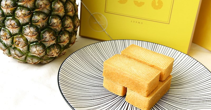 Black Sugar Soil Pineapple Cake Gift Box 16pcs | Authentic handmade Taiwanese flavor combined with high-quality Japanese and French ingredients - เค้กและของหวาน - อาหารสด สีเหลือง