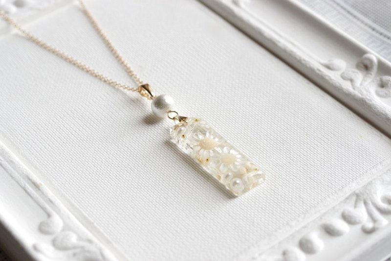 Resin Art Rectangular Plate and Cotton Pearl Pendant - White Flower lover Prelude - Necklaces - Resin White