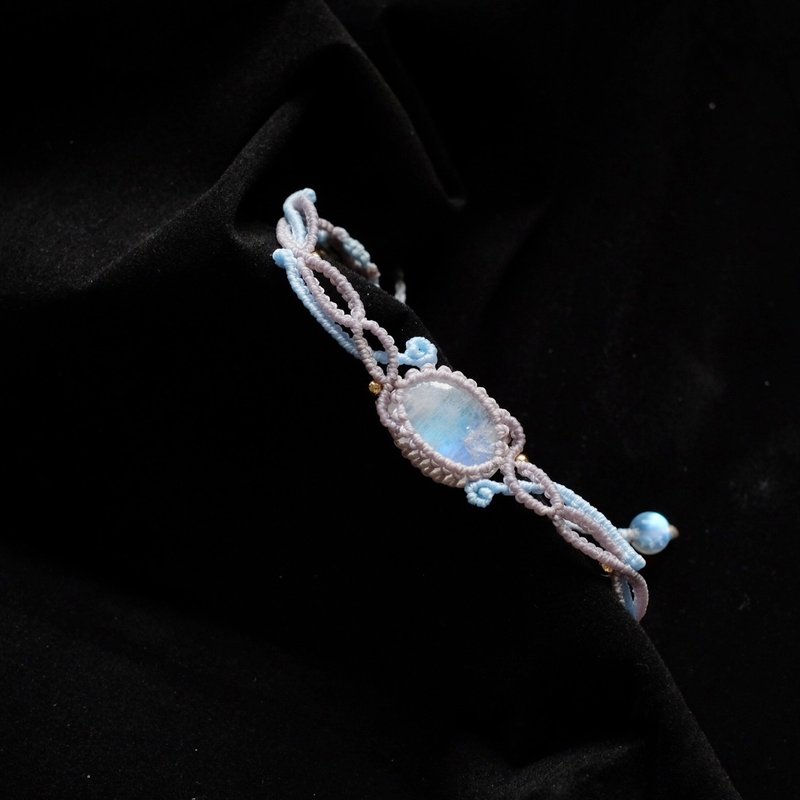 Moonstone Macrame Bracelet - สร้อยข้อมือ - เส้นใยสังเคราะห์ สีน้ำเงิน