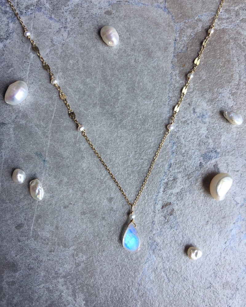 Handmade necklace with a moon moonstone - สร้อยคอ - เครื่องเพชรพลอย ขาว