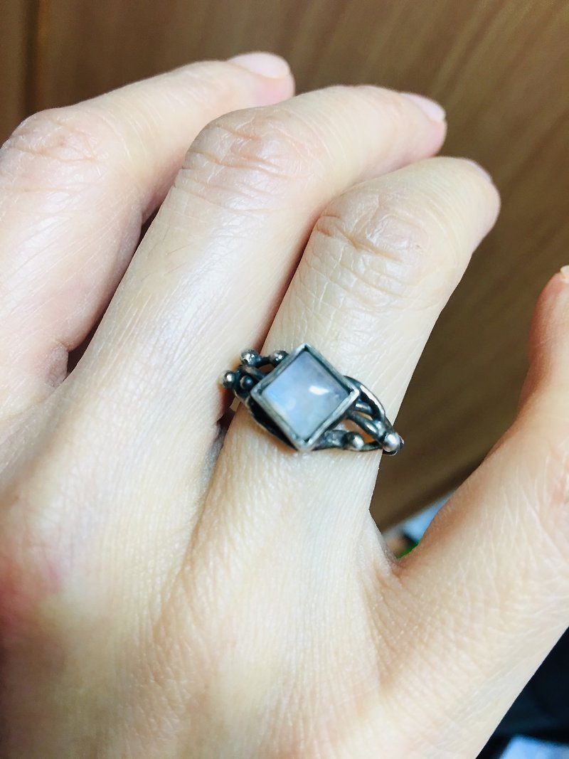 Grey Moon Ring <Gemstone Sterling Silver Handmade Ring> - แหวนทั่วไป - คริสตัล ขาว