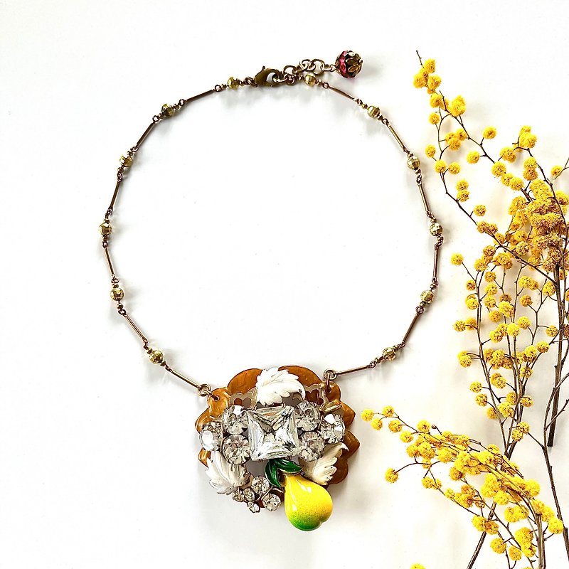 collaged pear & rhinestone statement necklace - สร้อยคอ - โลหะ สีเหลือง