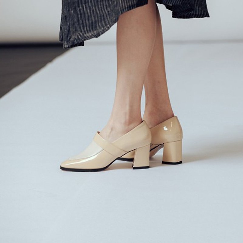 Small square head retro thick heel leather shoes apricot - รองเท้าส้นสูง - หนังแท้ สีกากี