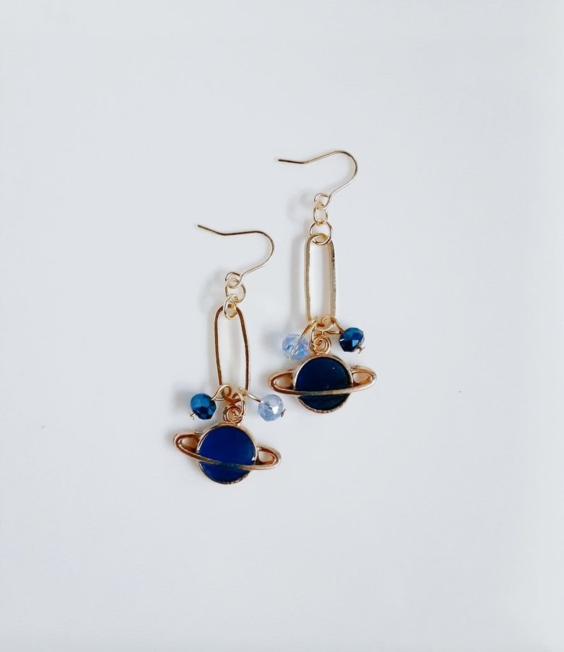 Stylish blue earrings with Saturn charm and sharp hoops. Space motif. Birthday gift. Blue earrings. Stylish earrings. Can be changed to hypoallergenic earrings or Clip-On. - ต่างหู - แก้ว สีน้ำเงิน