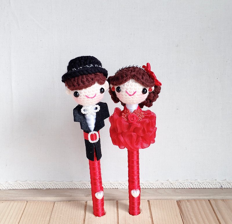 Red cake dress dress woolen yarn wedding signature pair pen set (including red ribbon pen holder) - อุปกรณ์เขียนอื่นๆ - วัสดุอื่นๆ สีแดง