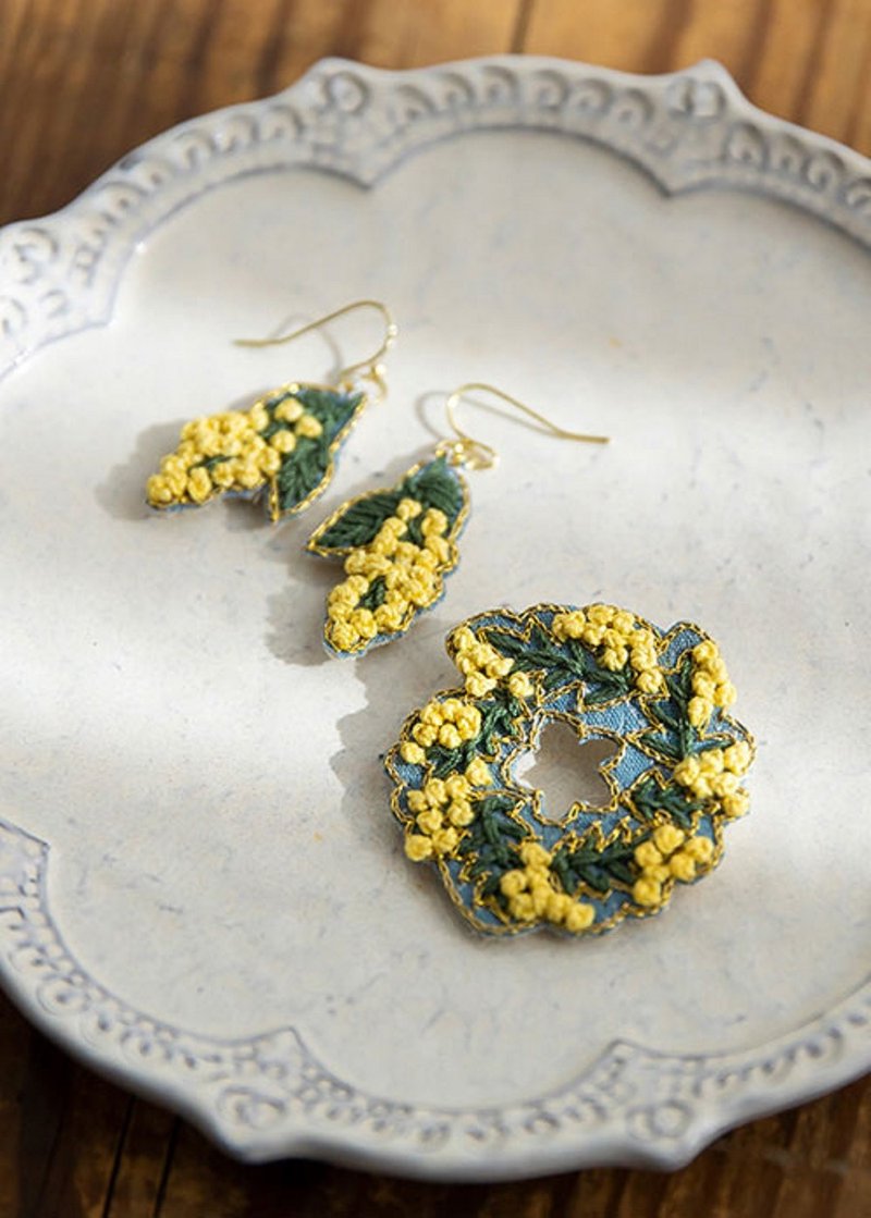 Earth Tree fair trade -- hand-embroidered mimosa brooch - เข็มกลัด - ผ้าฝ้าย/ผ้าลินิน 