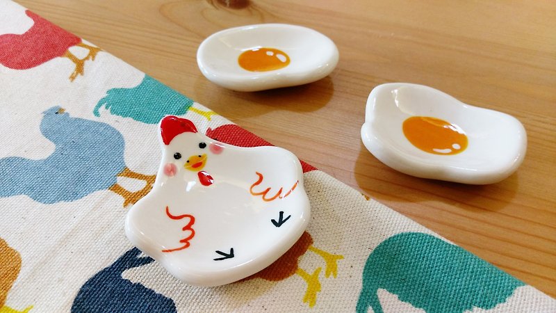 Birthday gift preferred healing small pieces of gas chickens poached egg chopsticks tray a small group of three - เซรามิก - เครื่องลายคราม หลากหลายสี