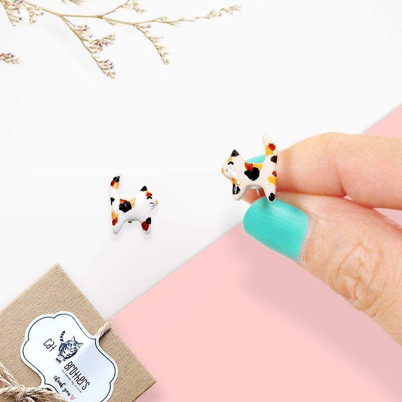 Tiny Calico Cat Earrings, Cat Stud Earrings, cat lover gifts - 耳環/耳夾 - 黏土 多色