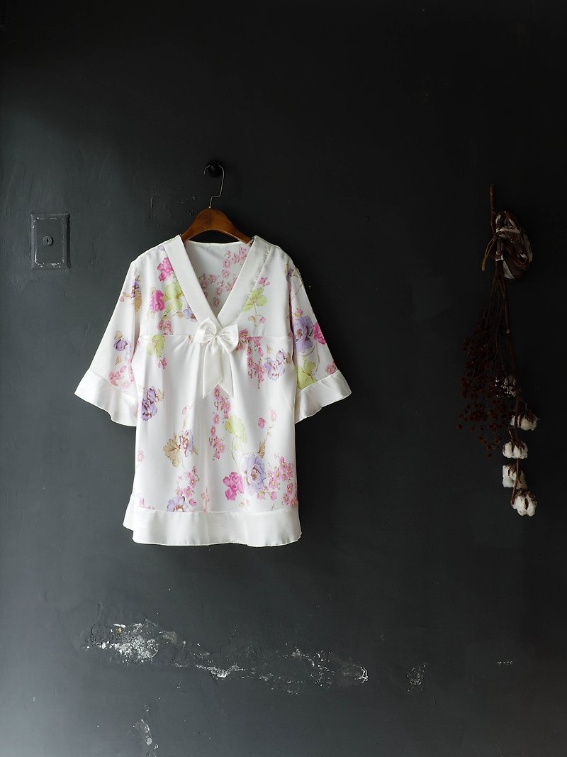 河水山 - 東京絲綢光感日式和風戀愛少女 古董絲緞質寬袖v領上衣 - 女裝 上衣 - 絲．絹 白色