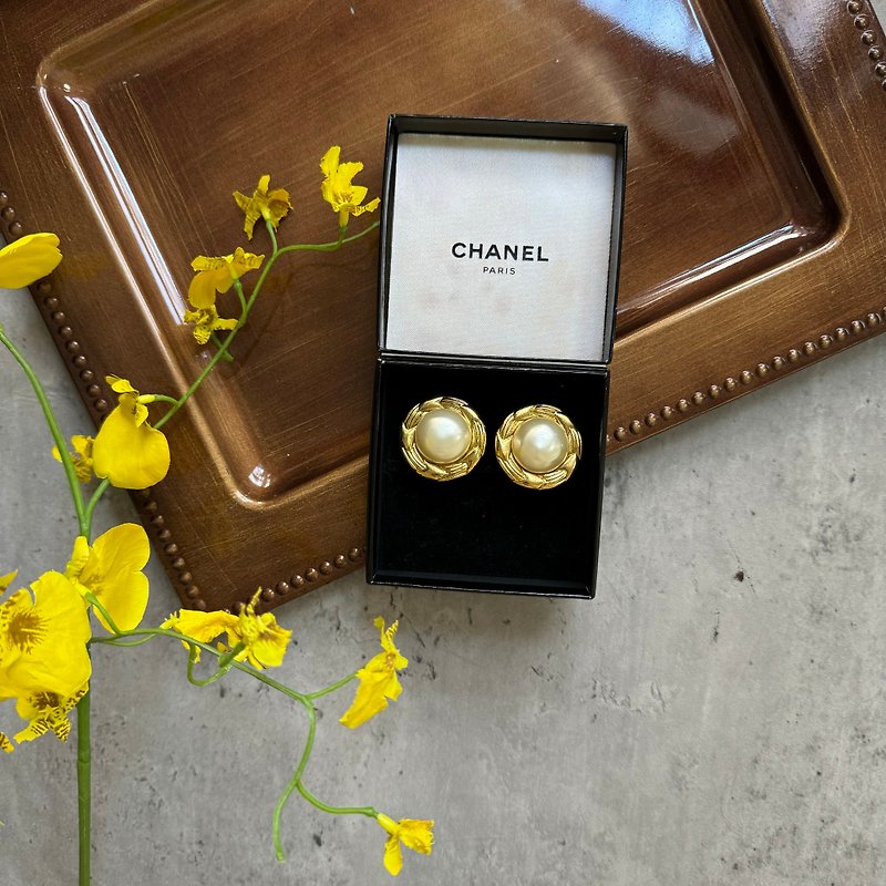 Second-hand Chanel pearl Clip-On - Earrings & Clip-ons - Other Metals Gold