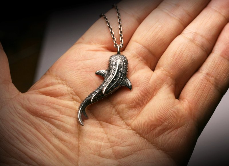 Three-dimensional whale shark necklace - สร้อยคอ - โลหะ สีเงิน