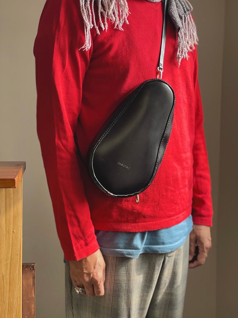 zemoneni ellipse shape leather cross body shoulder bag with hand carry strap - กระเป๋าคลัทช์ - หนังแท้ สีดำ