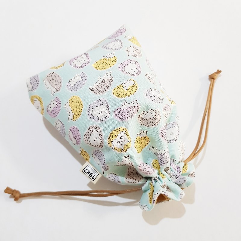 [Baby Hedgehog-Green] Beam Pocket Storage Bag Carry Bag Cosmetic Bag Christmas Exchange Gift - กระเป๋าเครื่องสำอาง - ผ้าฝ้าย/ผ้าลินิน สีเขียว