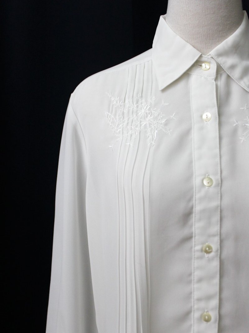 [RE0916T202]初秋日本のレトロなエレガントな花の刺繍プリーツ白いシャツヴィンテージ - シャツ・ブラウス - ポリエステル ホワイト