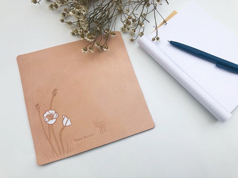 Leather Hand Engraved Mouse Pad - Poppy Flower - อื่นๆ - หนังแท้ สีกากี