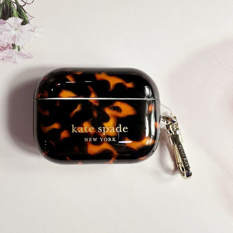 【kate spade】AirPods Pro (2nd generation) Protective Case - Tortoise - ที่เก็บหูฟัง - พลาสติก สีนำ้ตาล