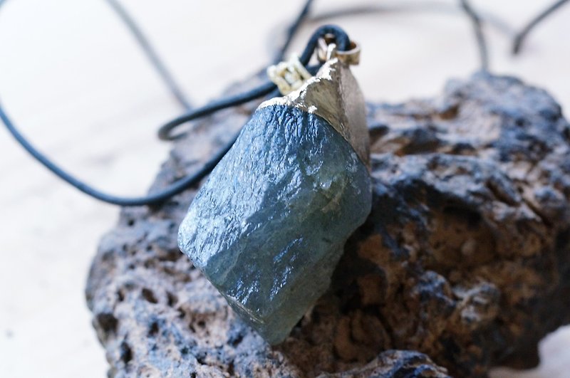 Labradorite  Raw Stone Leather Necklace - สร้อยคอ - เครื่องเพชรพลอย 