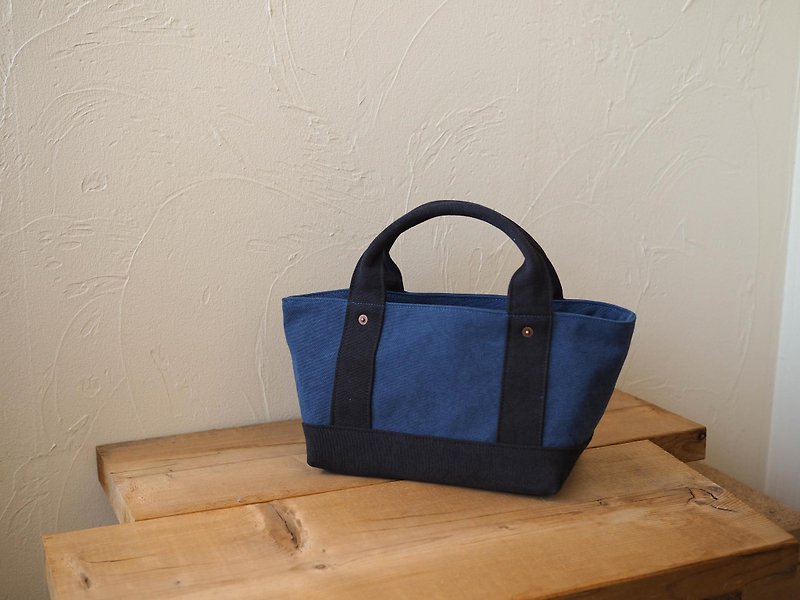 Totto with lid S Cerulean Blue × Black - กระเป๋าถือ - ผ้าฝ้าย/ผ้าลินิน สีน้ำเงิน