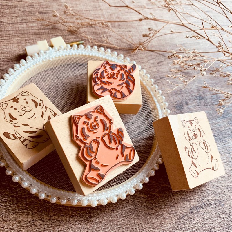 白虎一臉享受 短柄木質印章 公益合作 復古手作 手帳拼貼 - 印章/印台 - 木頭 卡其色
