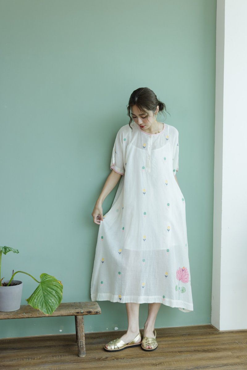 Jamdani織紋蓮花刺繡短袖長洋裝 - 洋裝/連身裙 - 棉．麻 白色