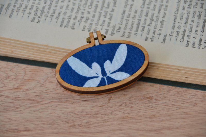 Botanic Cyanotype Brooch - เข็มกลัด - ไม้ สีน้ำเงิน