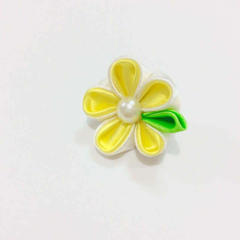 Kanzashi yellow ribbon flower lapel pin (つまみ細工) - Brooches - Silk Yellow