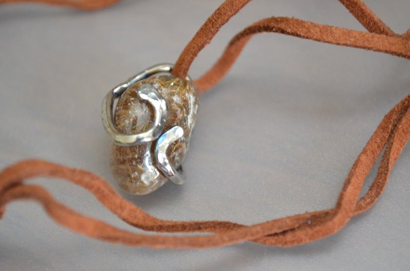 Titanium　necklace・pendulum・ゴールドルチルとチタンのペンデュラム - 項鍊 - 其他金屬 透明