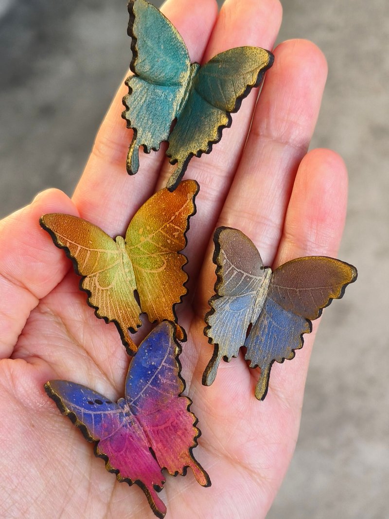 【蝴蝶/單支】手染皮革/精靈/森林/butterfly/耳環/鑰匙圈/書繩 - 耳環/耳夾/耳骨夾 - 真皮 多色