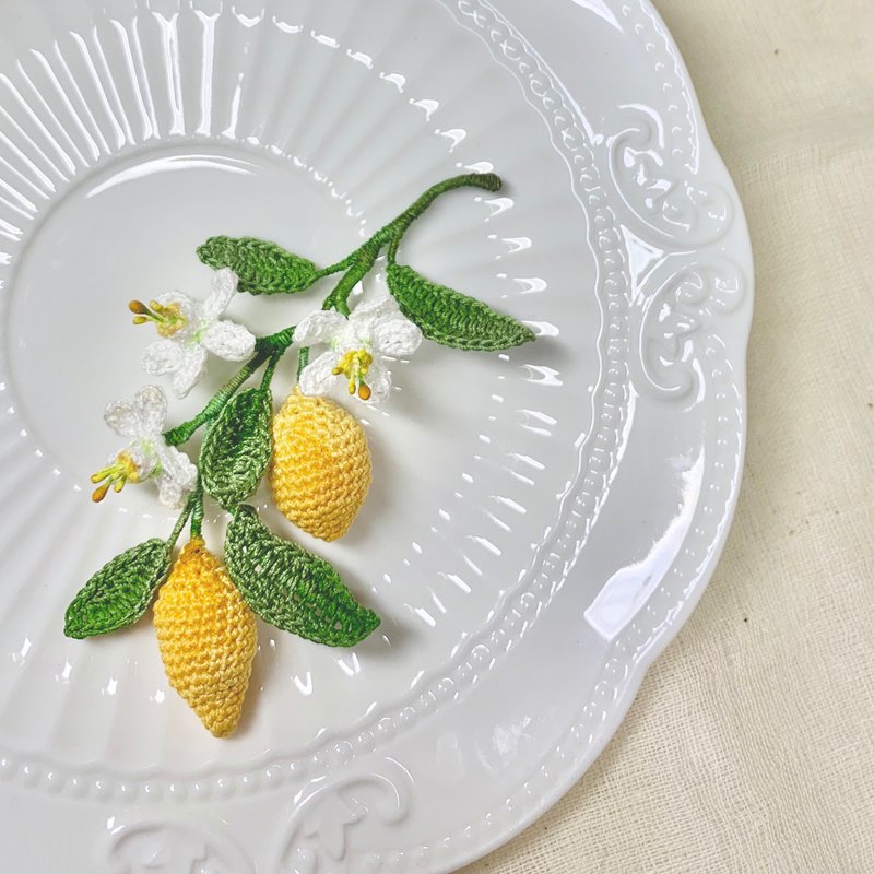 Fruits • 果 Lemon檸檬 鉤花編織飾品 胸針 手帳裝飾 可客製 - 胸針 - 棉．麻 黃色