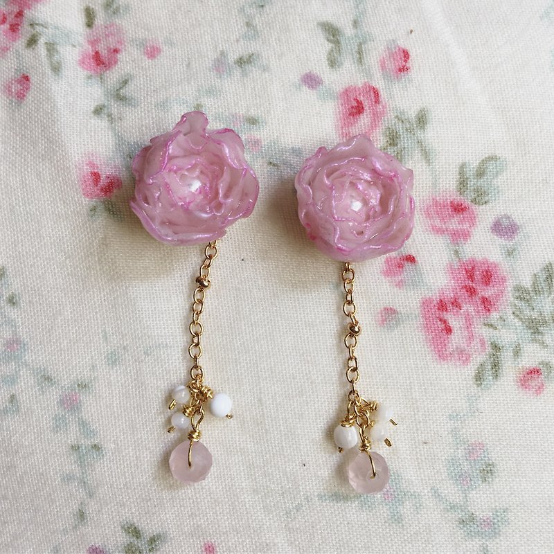 手工耳環 粉色玫瑰花耳釘式耳環 可更換吊飾 - 耳環/耳夾 - 黏土 粉紅色