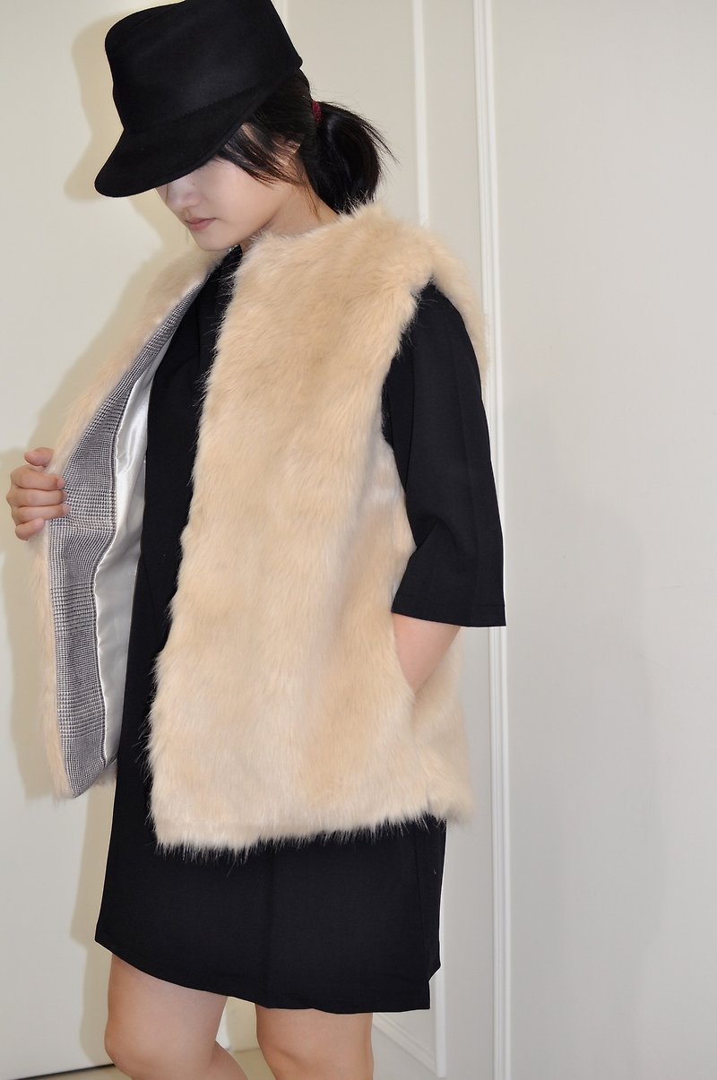 Flat 135 X Taiwan Designer Fur Vest Winter Fur Vest Acrylic wool material is very good with the winter essential Valentine's Day wear the party New Year - เสื้อกั๊กผู้หญิง - เส้นใยสังเคราะห์ สีทอง